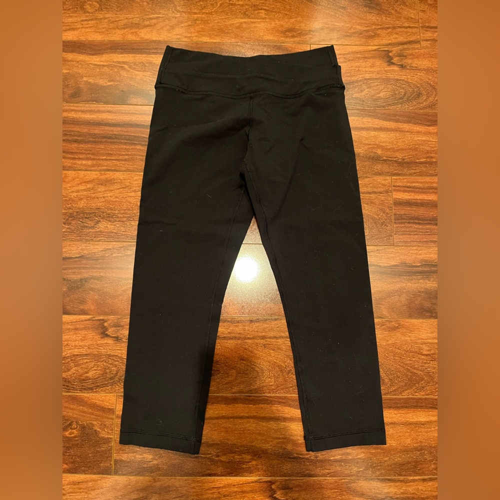 Lululemon Capris, size 6, lower rise, thicker leggings!